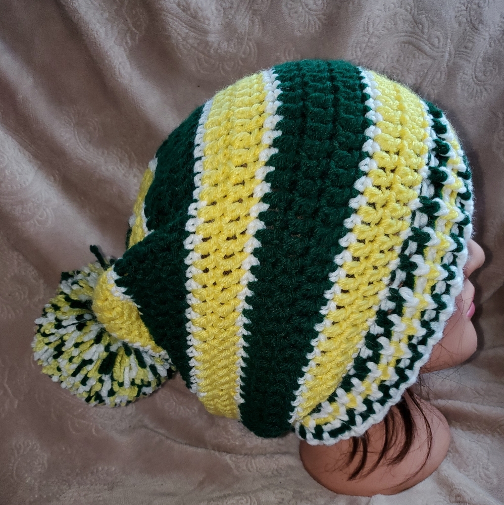 Crochet pom pom slouchy beanie hat